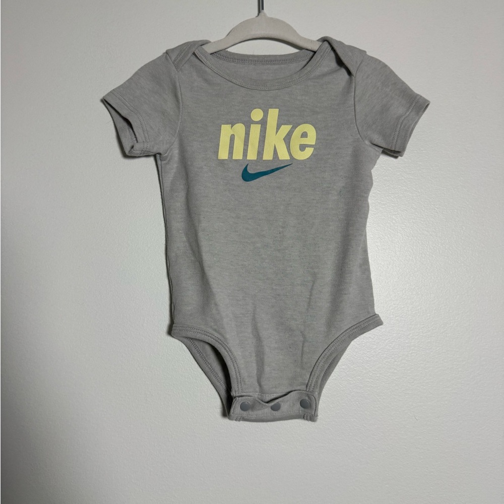 Nike 9 Month Baby Onesie Gray Logo Graphic Short Sleeve Bodysuit Unisex